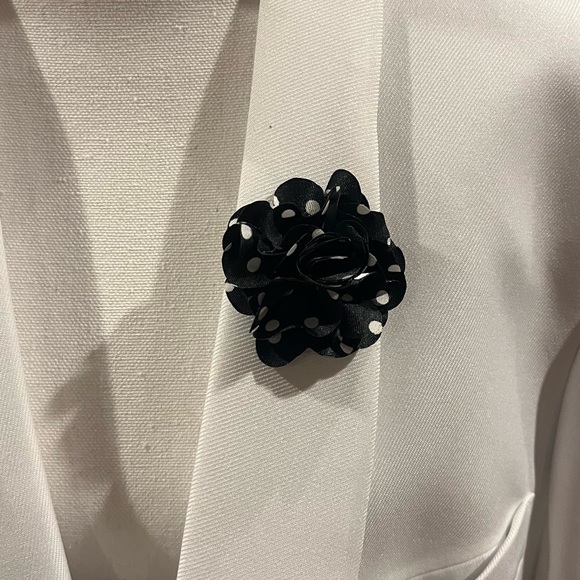 Men’s Elegant White Dinner Jacket with Black Boutonnière. - Picture 3 of 4
